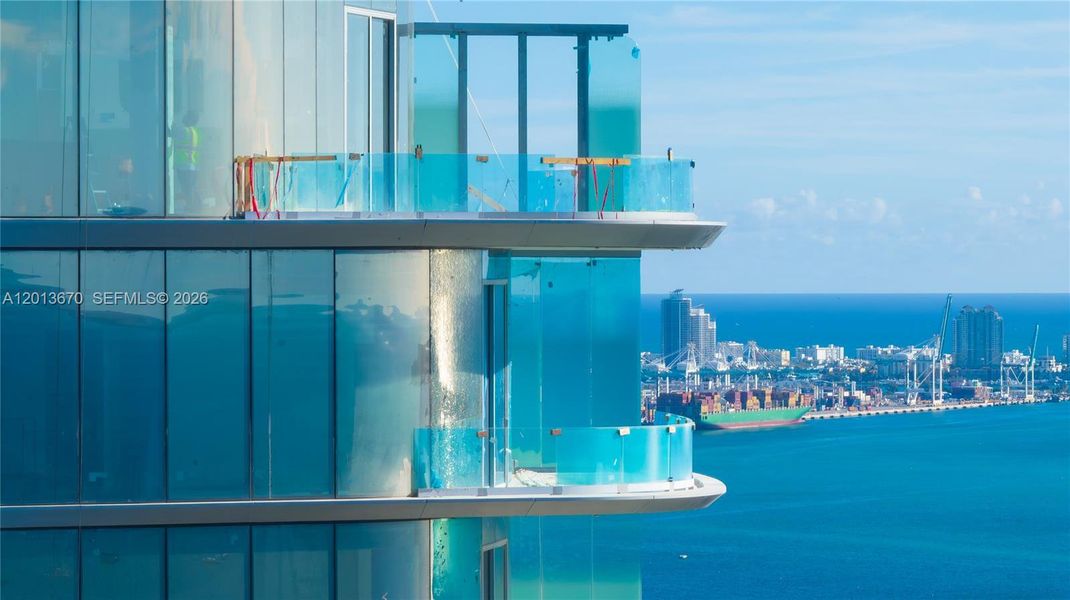 Condo located in Miami, FL showcasing its design and architecture (Image 6).