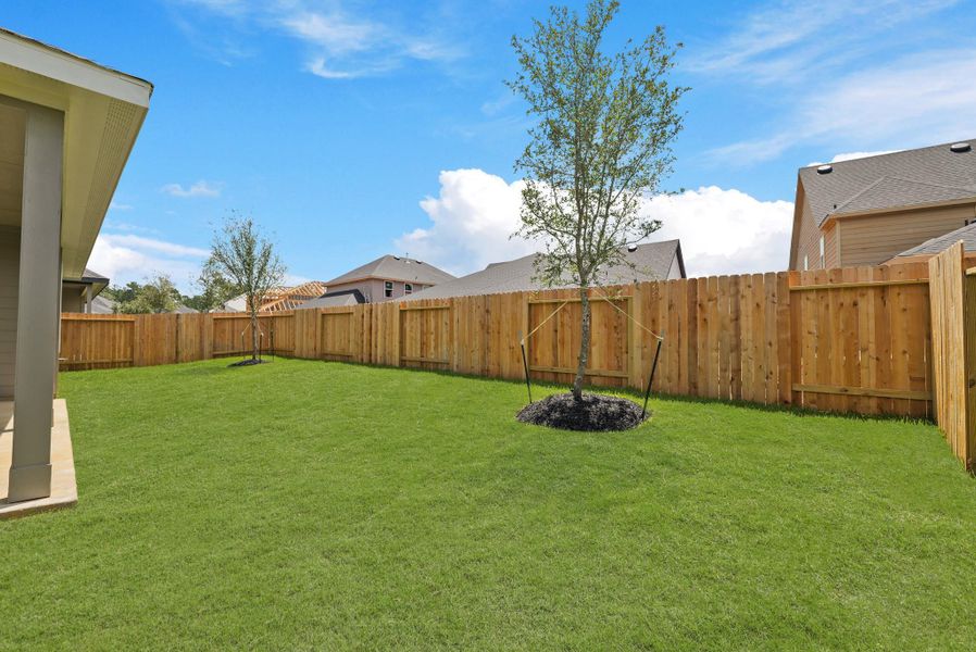 Exterior details and patio area of a home in Silverthorne, Conroe (Image 4).