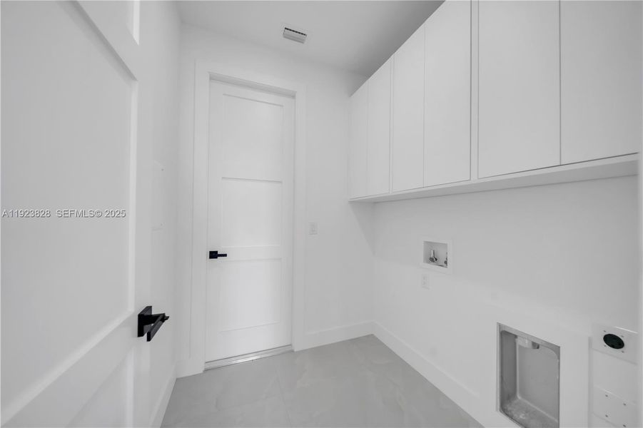 Spacious, unfurnished interior of a new home in , Lehigh Acres (Image 33).