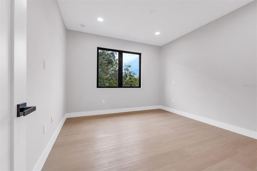 Spacious, unfurnished interior of a new home in , Orlando (Image 24).