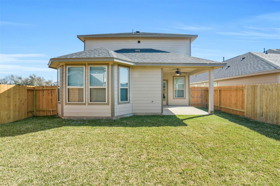 Exterior details and patio area of a home in Anderson Lakes, Houston (Image 3).