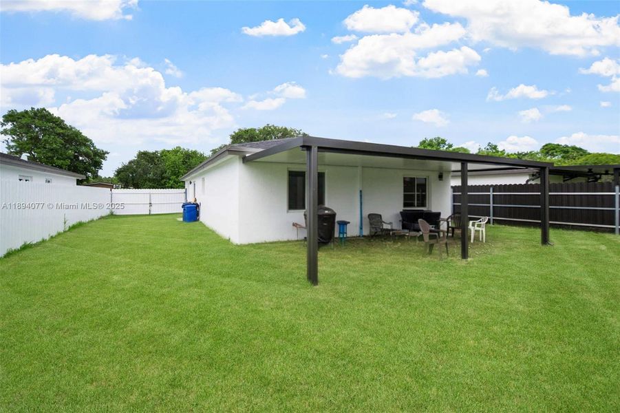 Exterior details and patio area of a home in , Miami (Image 10).