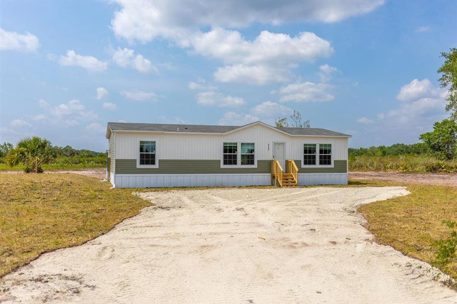 Exterior details and patio area of a home in , Okeechobee (Image 16).