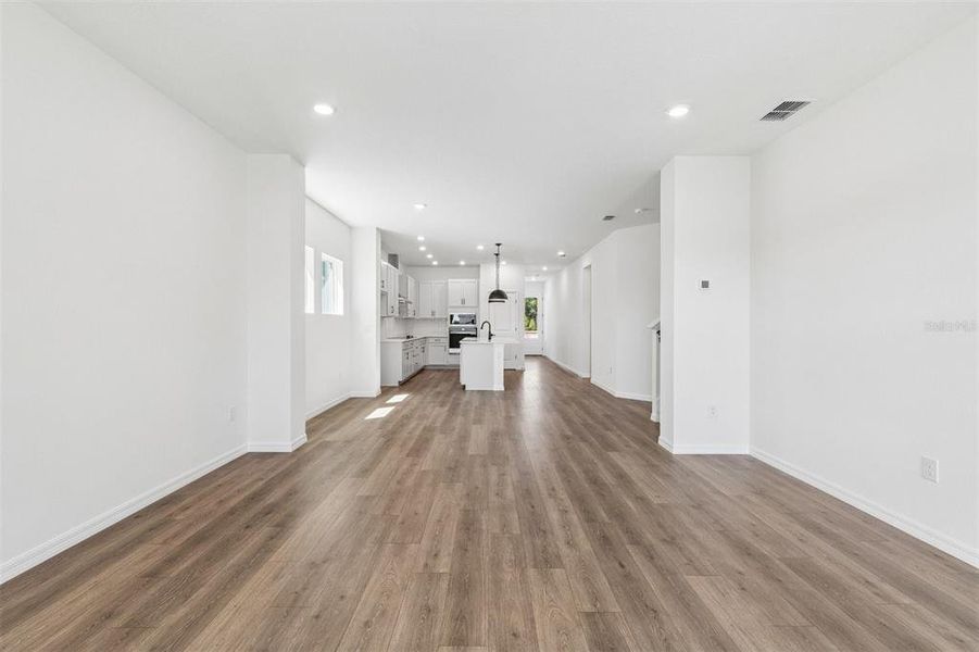 Spacious, unfurnished interior of a new home in Eastlyn, Bradenton (Image 16).