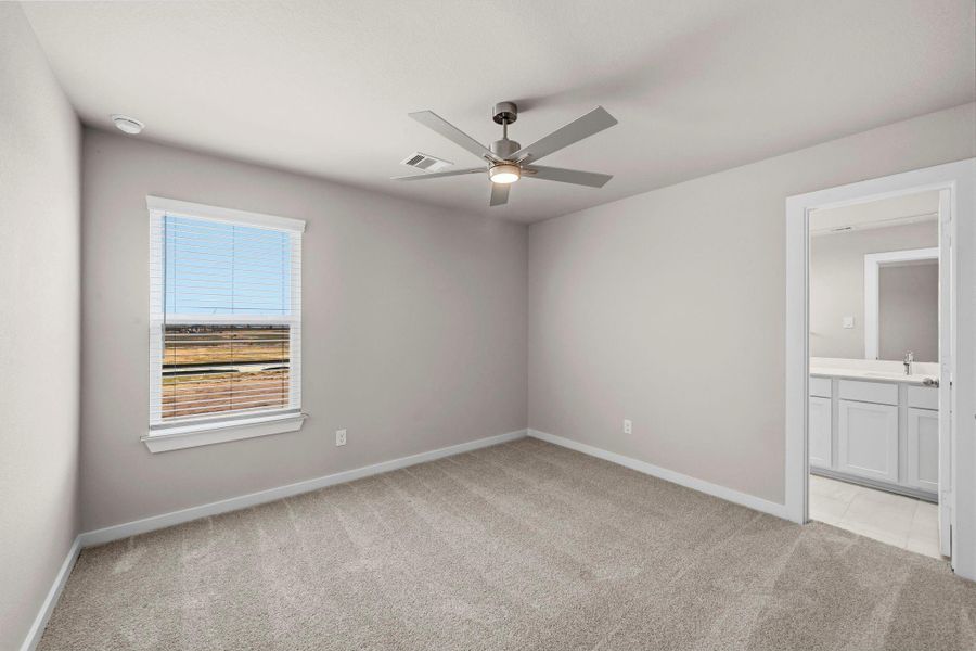 Spacious, unfurnished interior of a new home in Sunterra Lakes, Fulshear (Image 15).
