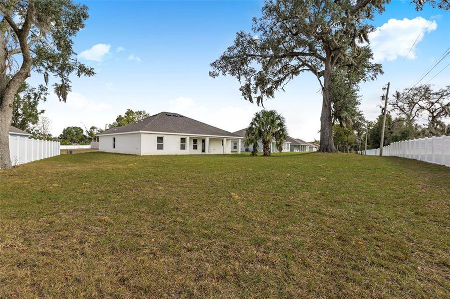 Exterior details and patio area of a home in Sable Run, Ocala (Image 3).