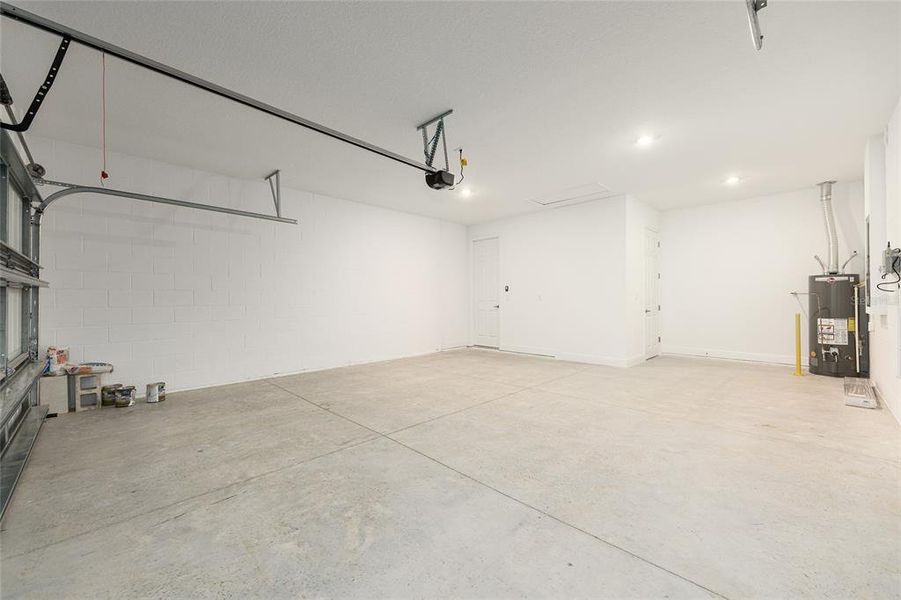 Spacious, unfurnished interior of a new home in , Ocala (Image 43).