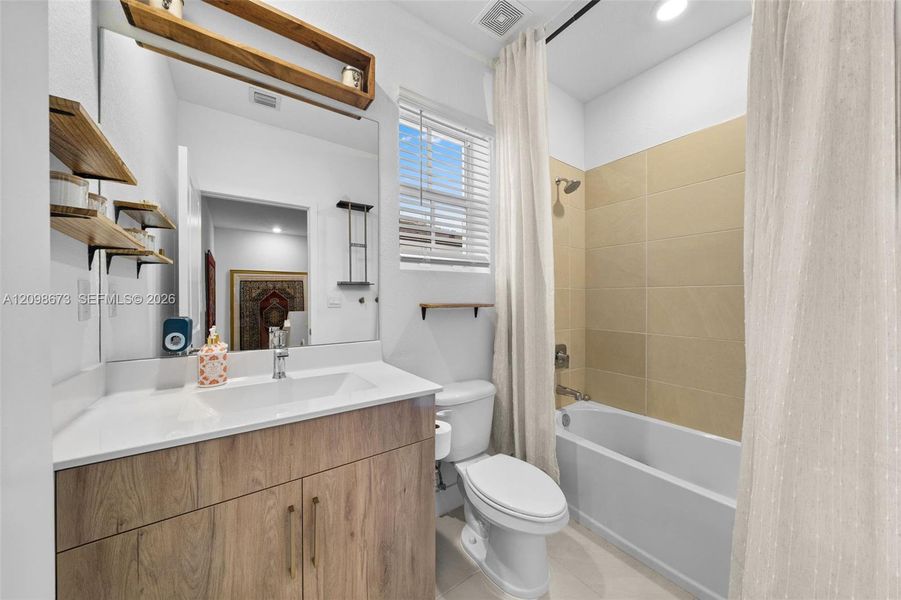Furnished interior view inside a new home in , Pembroke Pines (Image 15).