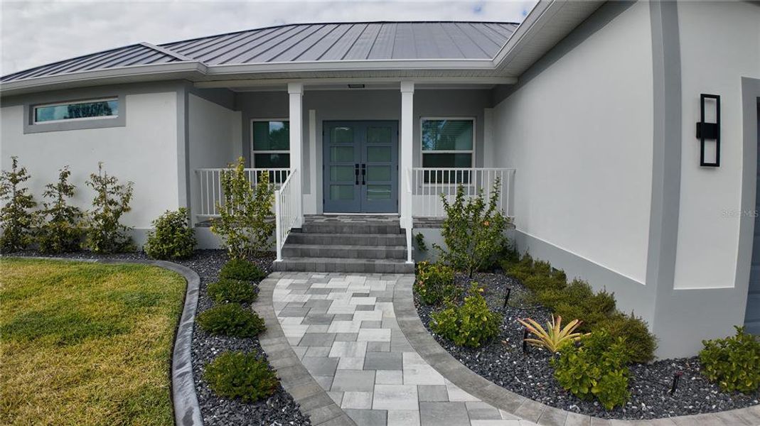 Exterior details and patio area of a home in , Port Charlotte (Image 3).