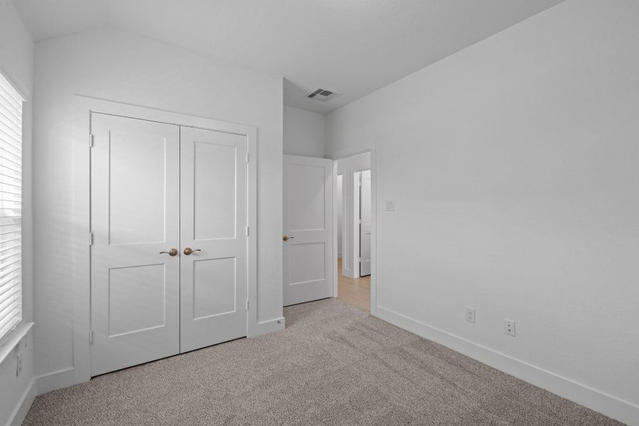 Spacious, unfurnished interior of a new home in Meridiana, Iowa Colony (Image 17).