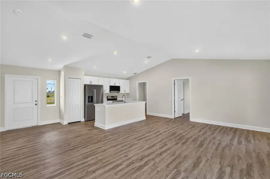 Spacious, unfurnished interior of a new home in Cape Coral, Cape Coral (Image 14).