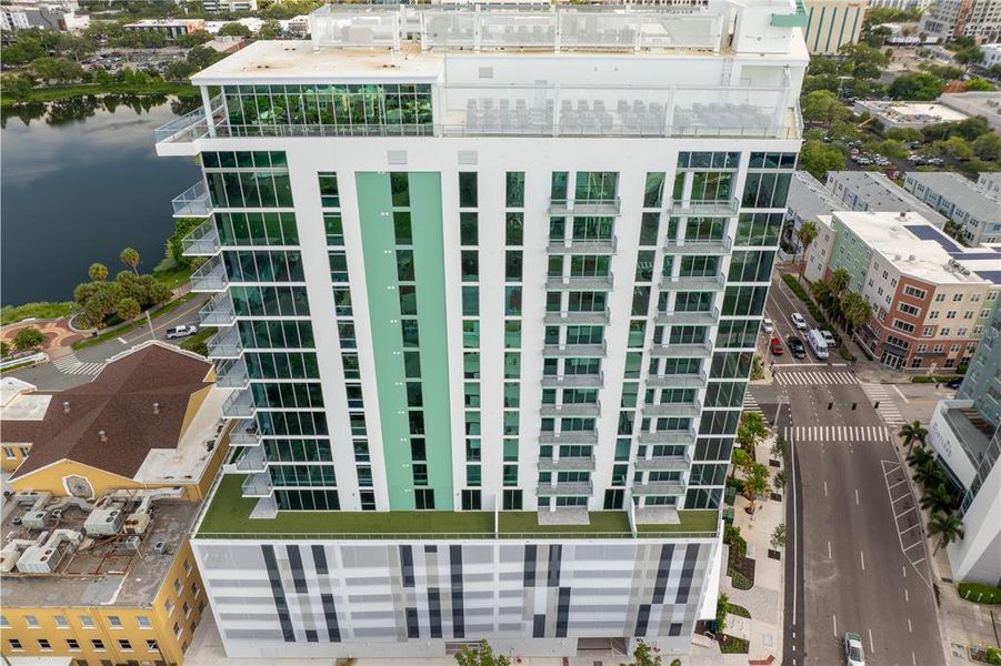 Condo located in St. Petersburg, FL showcasing its design and architecture (Image 30).