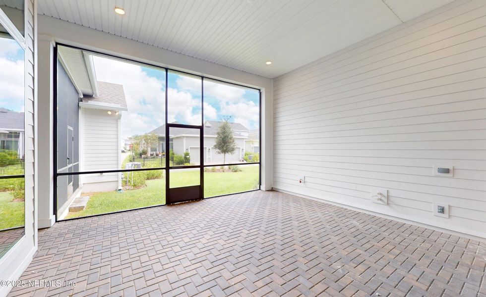Spacious, unfurnished interior of a new home in Seven Pines, Jacksonville (Image 15).