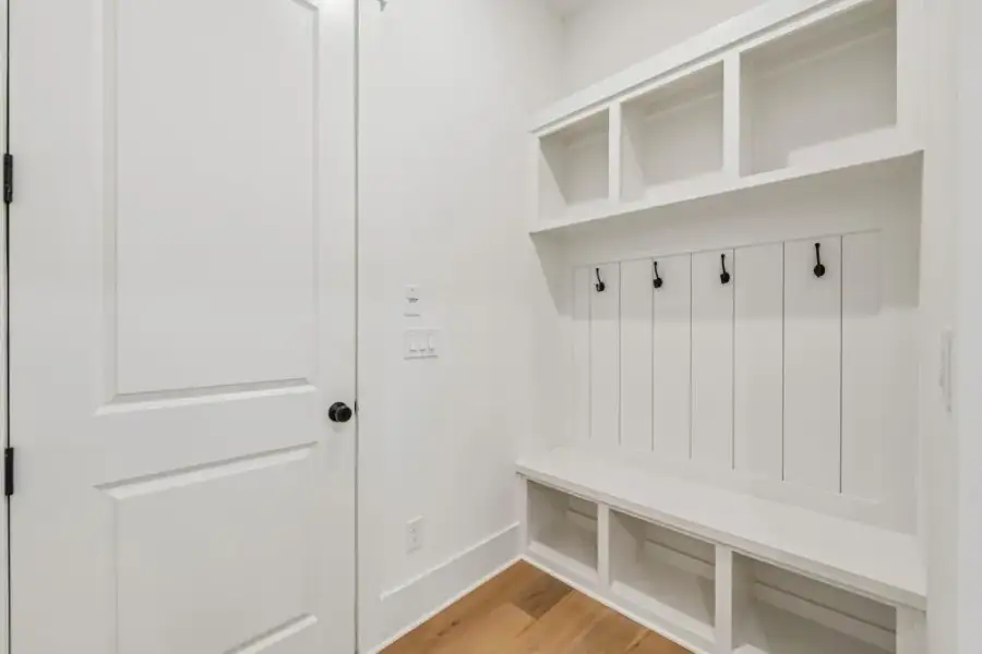 Spacious, unfurnished interior of a new home in White Post on Lake Lanier, Gainesville (Image 47).