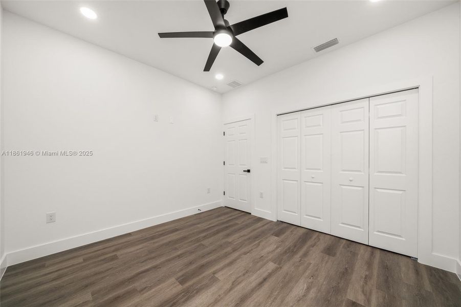 Spacious, unfurnished interior of a new home in , Sebring (Image 36).