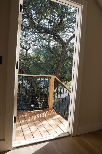 Outdoor entry to upstairs living space - can be completely separate from the downstairs space. Outdoor entry to upstairs living space - can be completely separate from the downstairs space.