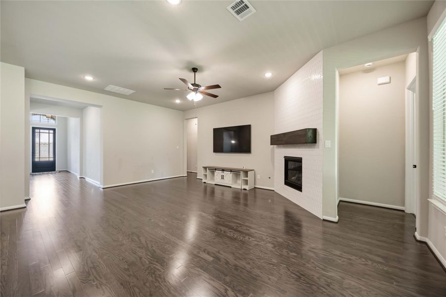Spacious, unfurnished interior of a new home in Lakes of Champion's Estates, Mont Belvieu (Image 33). Spacious, unfurnished interior of a new home in Lakes of Champion's Estates, Mont Belvieu (Image 33).