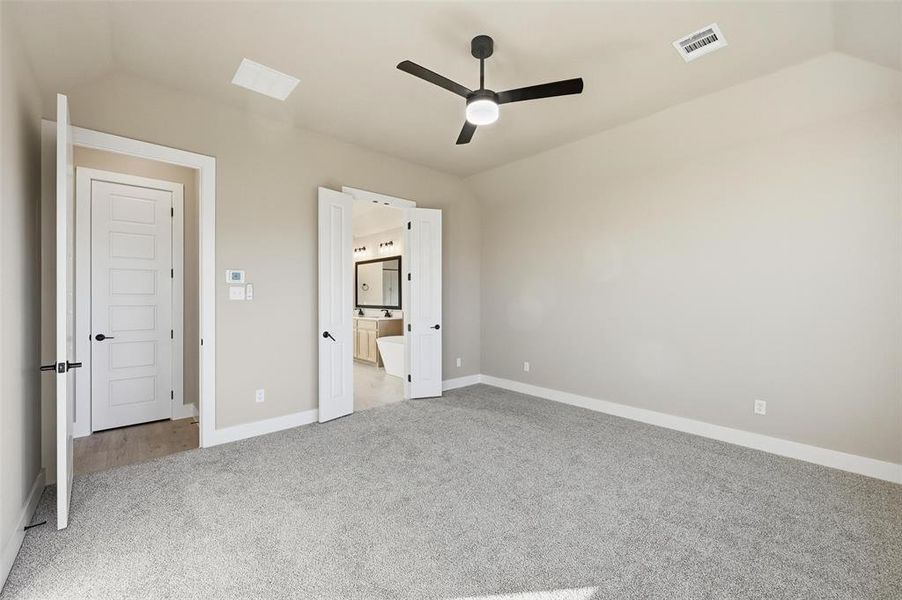 Spacious, unfurnished interior of a new home in Coyote Crossing, Godley (Image 31).