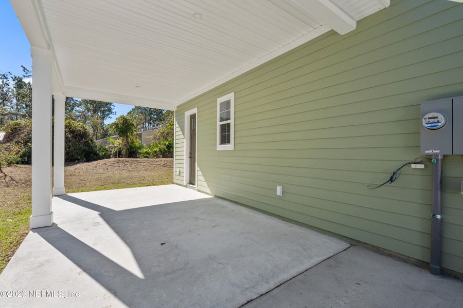 Exterior details and patio area of a home in , Palatka (Image 14).