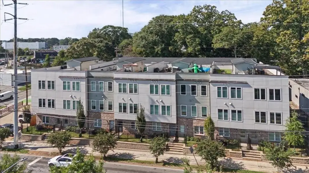 Condo located in Atlanta, GA showcasing its design and architecture (Image 5).