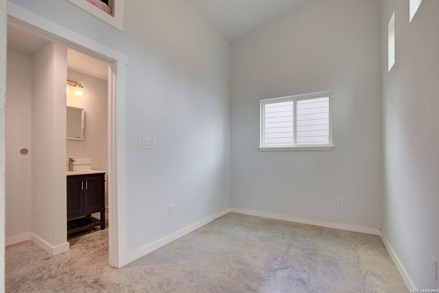 Spacious, unfurnished interior of a new home in , Canyon Lake (Image 11).