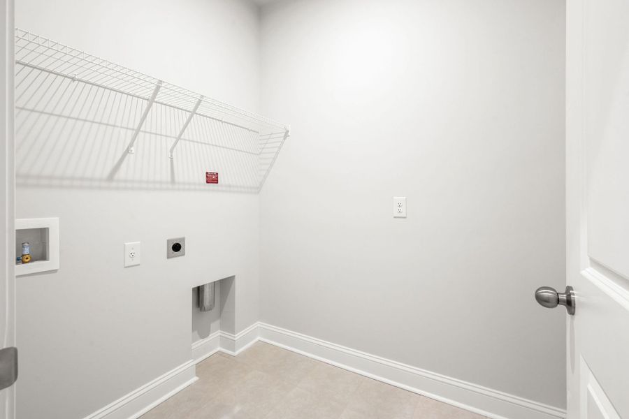 Spacious, unfurnished interior of a new home in Waterways, Richmond Hill (Image 9).