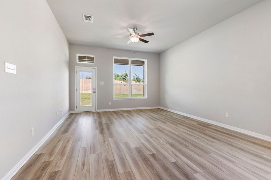 Spacious, unfurnished interior of a new home in Arroyo Ranch, Seguin (Image 14).