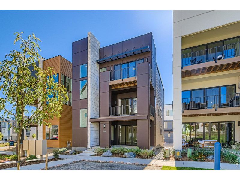 Condo located in Broomfield, CO showcasing its design and architecture (Image 3).