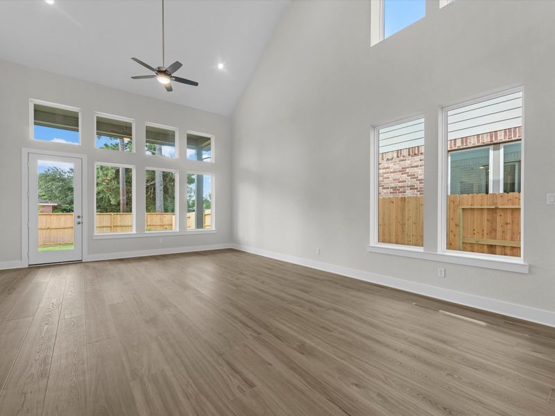 Spacious, unfurnished interior of a new home in Oakhill Reserve, Tomball (Image 13).