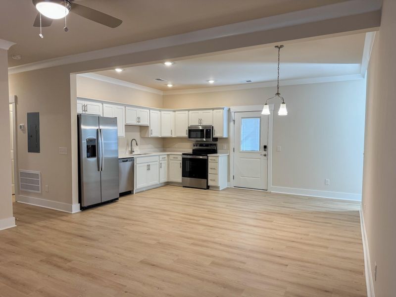 Spacious, unfurnished interior of a new home in , Walterboro (Image 6).