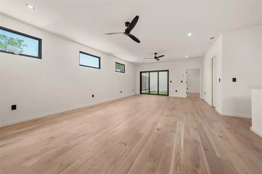 Spacious, unfurnished interior of a new home in , Sarasota (Image 27).