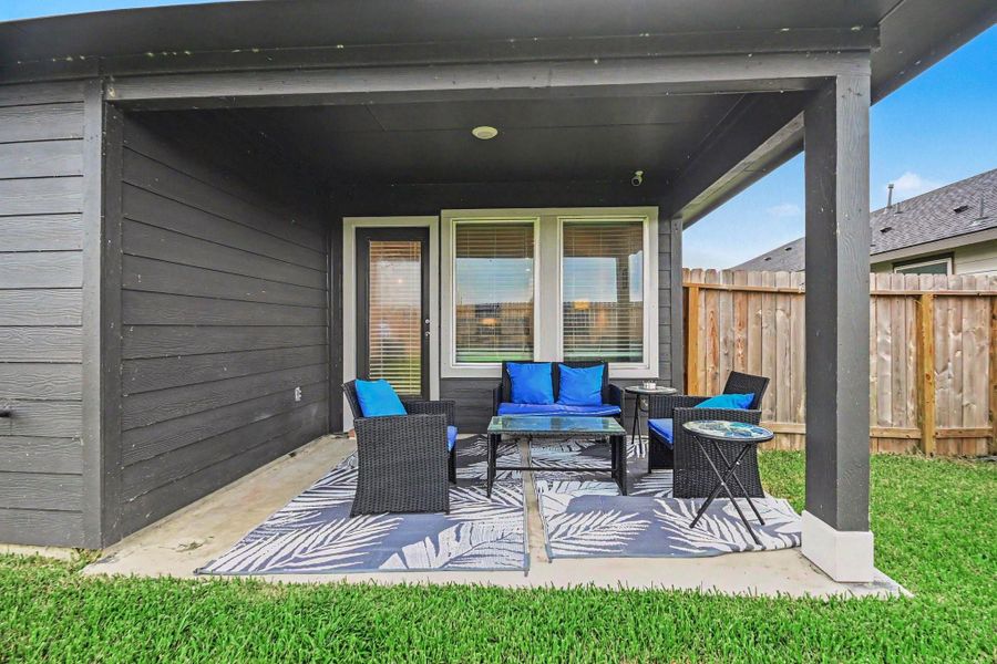 Exterior details and patio area of a home in Caldwell Ranch, Rosharon (Image 23).
