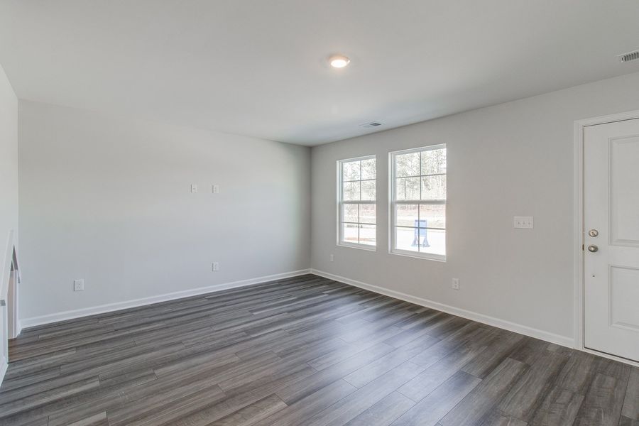 Spacious, unfurnished interior of a new home in Astoria, Columbia (Image 14).