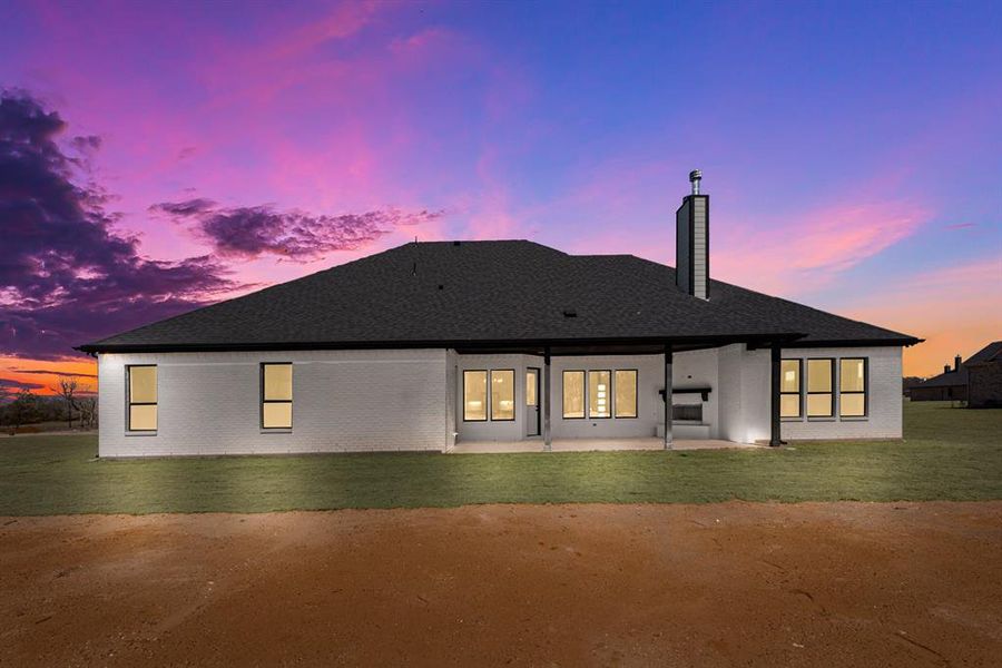 Exterior details and patio area of a home in King Crossing Estates, Van Alstyne (Image 3).