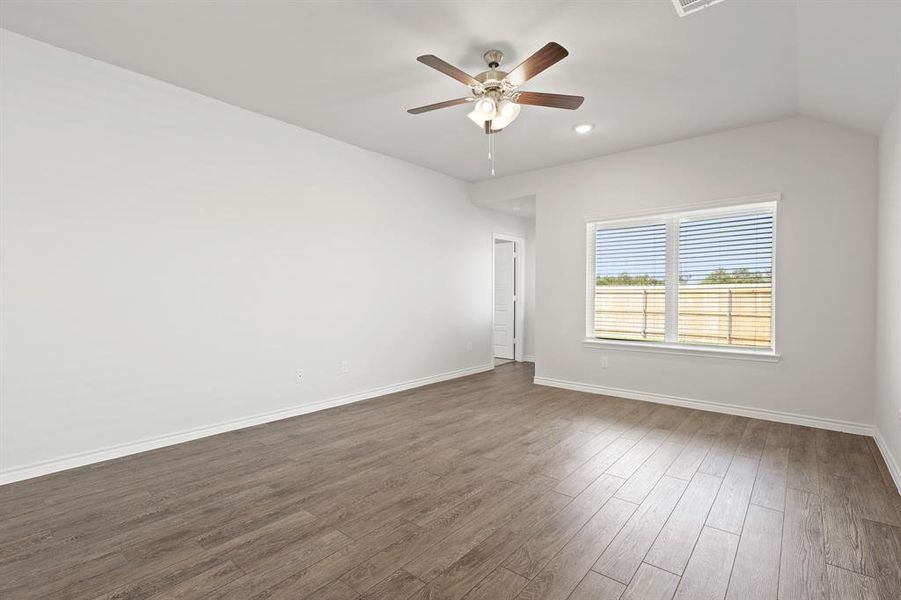 Spacious, unfurnished interior of a new home in Rocky Creek Crossing, Fort Worth (Image 9).