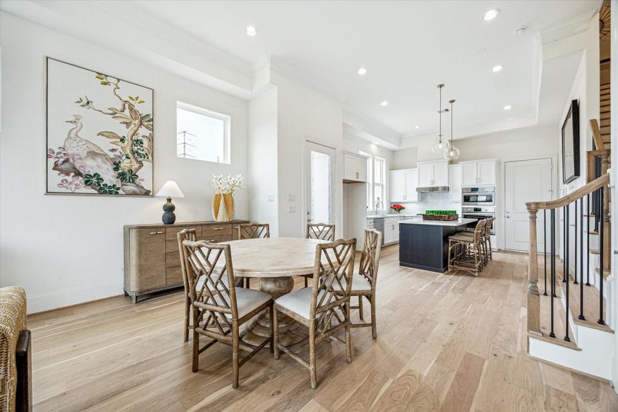 soaring 12ft ceiiings