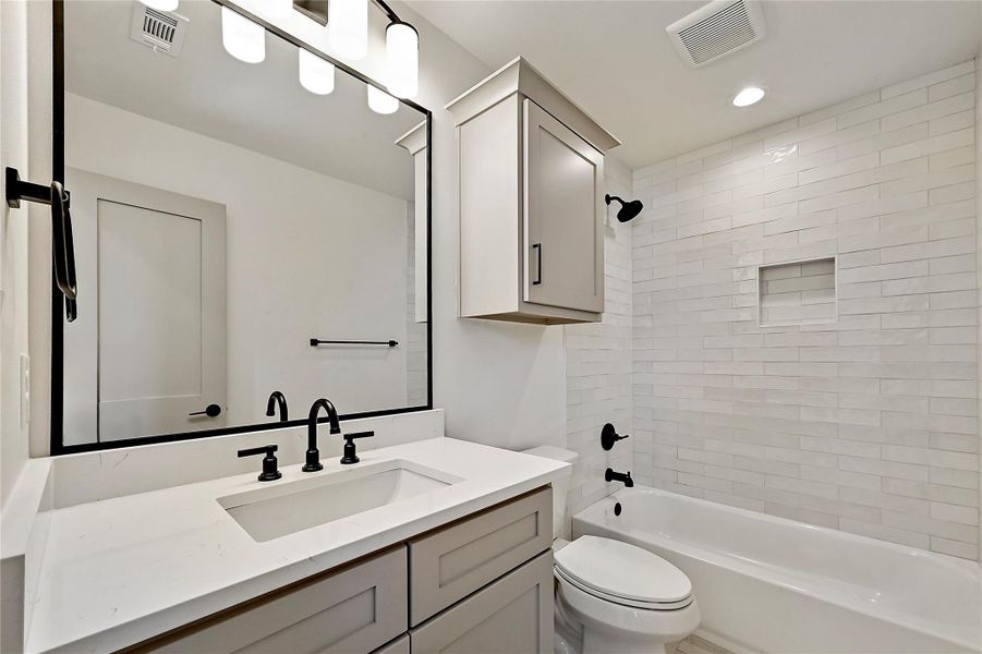 The bonus room upstairs also has it's own full bath and closet.