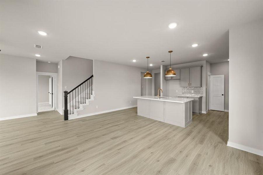 6913 Freight Train- Dining-2