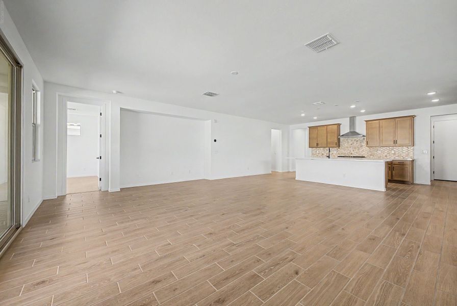 Spacious, unfurnished interior of a new home in White Tank Vistas, Waddell (Image 10).