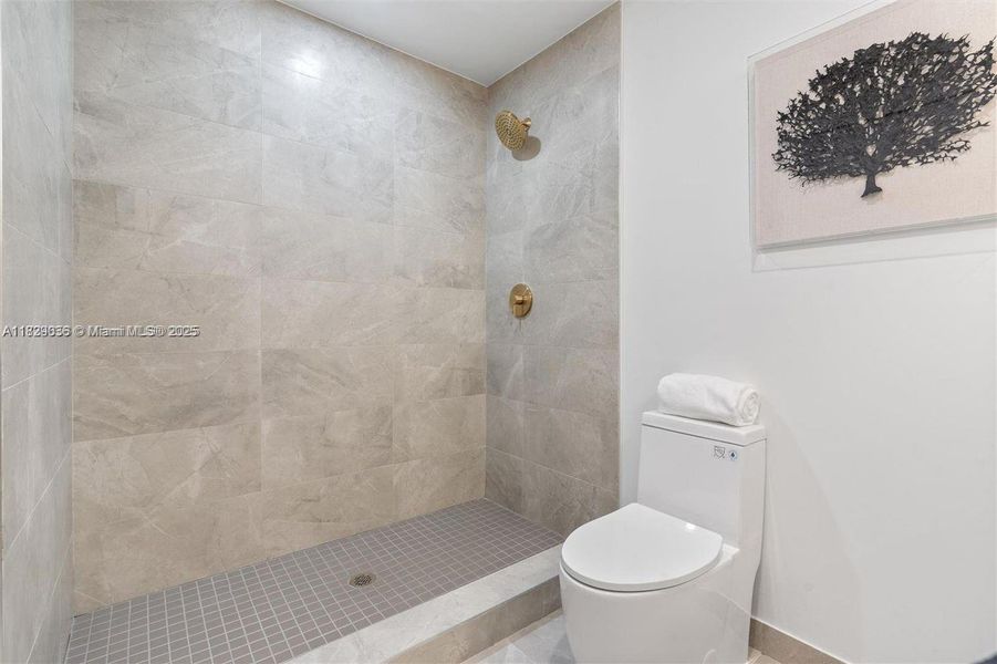Furnished interior view inside a new home in , Coral Springs (Image 16).