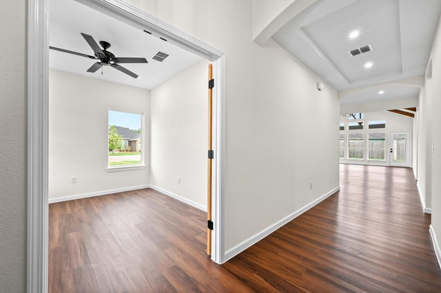 Nice entry way with celling detail Nice entry way with celling detail