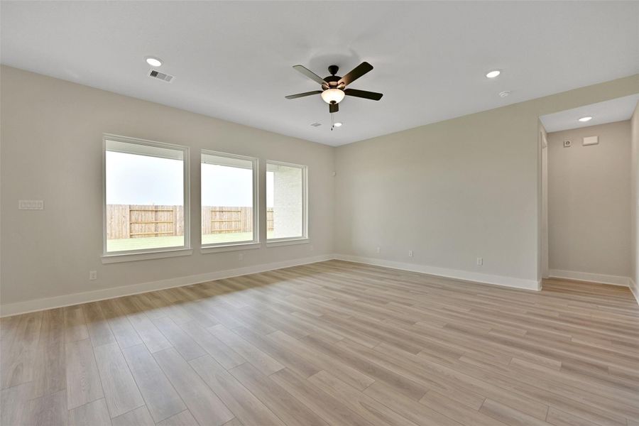 Spacious, unfurnished interior of a new home in Lago Mar, Texas City (Image 27).