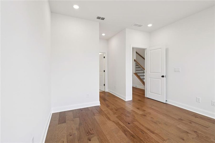 Spacious, unfurnished interior of a new home in Ward's Crossing Townhomes, Johns Creek (Image 27).