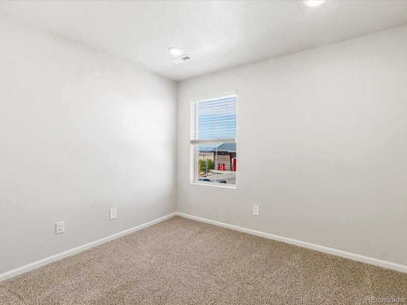 Spacious, unfurnished interior of a new home in Skyview at High Point, Aurora (Image 31).
