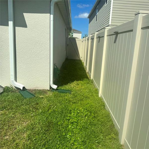 Exterior details and patio area of a home in , Haines City (Image 3).