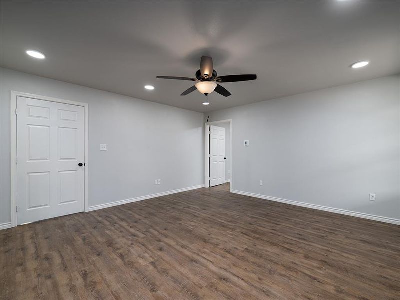 Spare room with dark wood-type flooring, recessed lighting, and ceiling fan