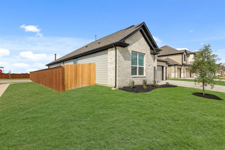 Exterior details and patio area of a home in Rocky Creek Crossing, Fort Worth (Image 4). Exterior details and patio area of a home in Rocky Creek Crossing, Fort Worth (Image 4).