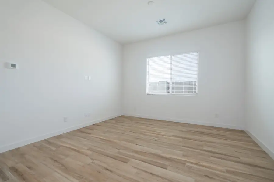 Spacious, unfurnished interior of a new home in Terraza, San Tan Valley (Image 11).