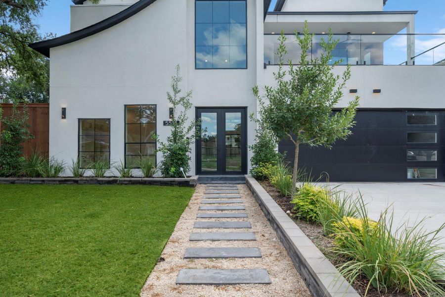 This impressive stately home has a fantastic curb appeal! This impressive stately home has a fantastic curb appeal!