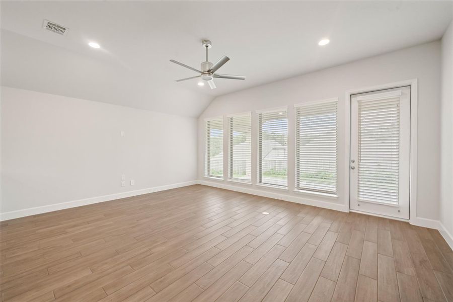 Spacious, unfurnished interior of a new home in The Woodlands Hills 60', Willis (Image 21). Spacious, unfurnished interior of a new home in The Woodlands Hills 60', Willis (Image 21).